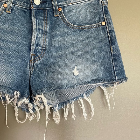 LEVI'S 501 Shorts Back To Your Heart Size 26 Cutoff Light Blue Rinse Distressed - Picture 8 of 16